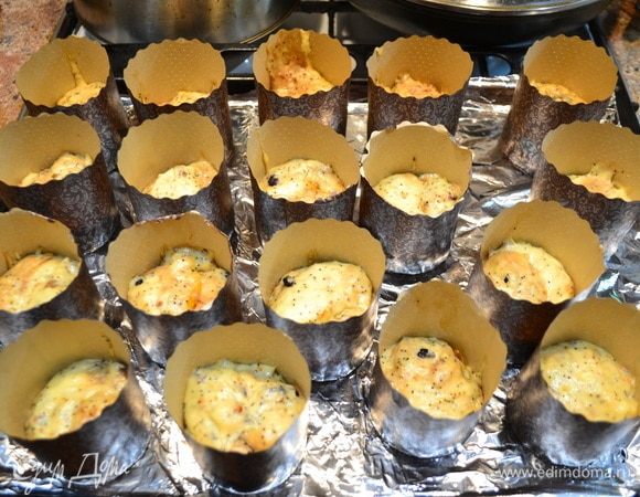 Я ложкой выкладываю сначала часть теста с какао, затем — светлое тесто.. После выпечке при разрезе наши куличи будут цветными) Выпекать при 180°C до готовности.