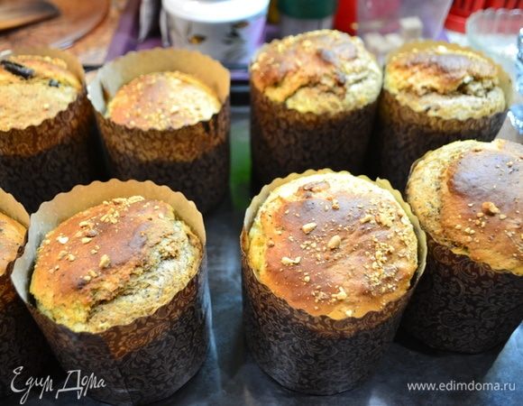 Первая партия куличей готова. Куличи получаются очень нежные, воздушные, даем время остыть куличам.