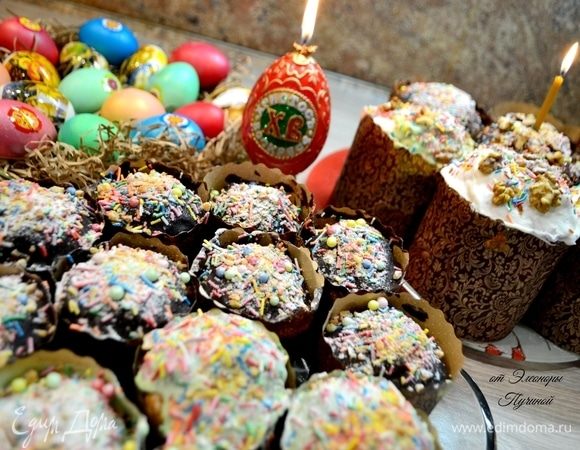 Украсить шоколадной глазурью, посыпать орешками и сладкими украшениями. Для помадки белый и темный шоколад растопить на паровой бане со сливками и сливочным маслом.