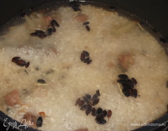 Достать. Насыпать слоем промытый рис. Добавить воду и щепотку соли.