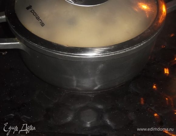 Накрыть крышкой и поставить в духовку на 15 минут.