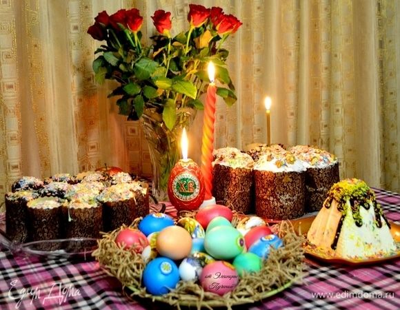 «На подносе, на хрустальном праздничный кулич стоит, в радуге яиц пасхальных весело свеча горит,. Эти свечи зажигаем в день весенний неспроста! От души всех поздравляем с Воскресением Христа!»