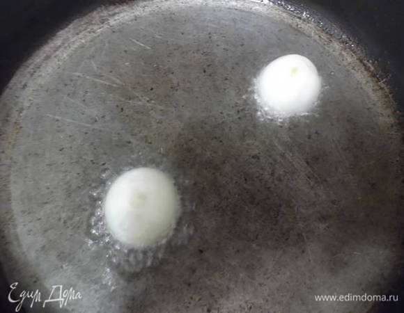 В раскаленное раст. масло бросьте луковицу. Плов лучше готовить в казане или малоемкой посуде, но глубокой и толстостенной. Я обычно это делаю, если на пару порций, то мелкий казан. Если чуть больше, то в утятнице. В этот раз я сделала в старо-древней ободранной, но толстой сковороде (просто было лень утятницу достать).