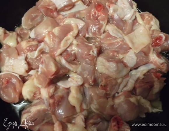 Далее удаляем лук из масла и забрасываем рубленое мясо.