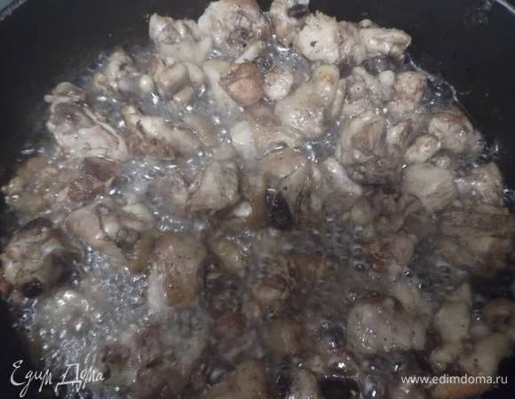 Обжариваем на большом огне. Без добавления соли. Можно посыпать перцем, если вы любите. Подрумяниваем.