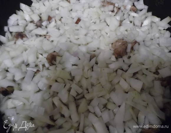 Сверху кладем ровный слой лука и прикрываем емкость крышкой.