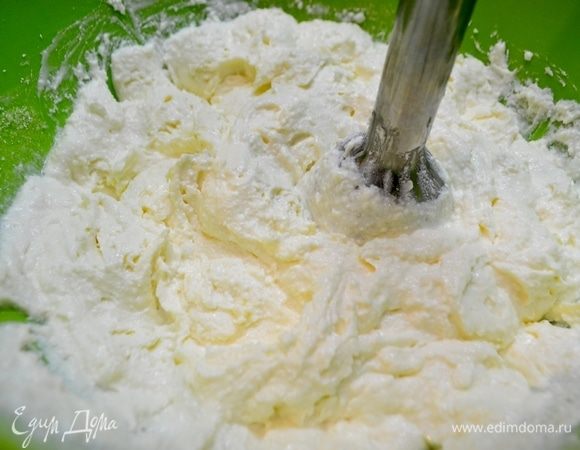 Добавить сахар, соль, сливки, сливочное масло (комнатной температуры), все хорошо взбить миксером.