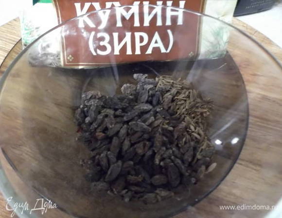 Берем специи. Можно купить уже готовую для плова. Я привозила с отдыха в Абхазии их приправу. Тут запасы поиссякли. Я взяла сушеный кориандр, сушеный барбарис и зиру. От последней вкус необыкновенный. Даже в готовую специю я всегда добавляю зиру и барбарис. Они там никогда не присутствуют.