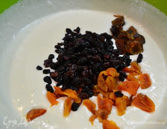 Желатин залить водой, изюм промыть и замочить. Замоченный желатин нагреть до растворения, процедить и добавить к творогу. Также добавить сухофрукты, перемешать.