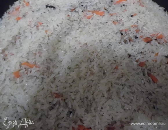 Укладываем его слоем и разравниваем.