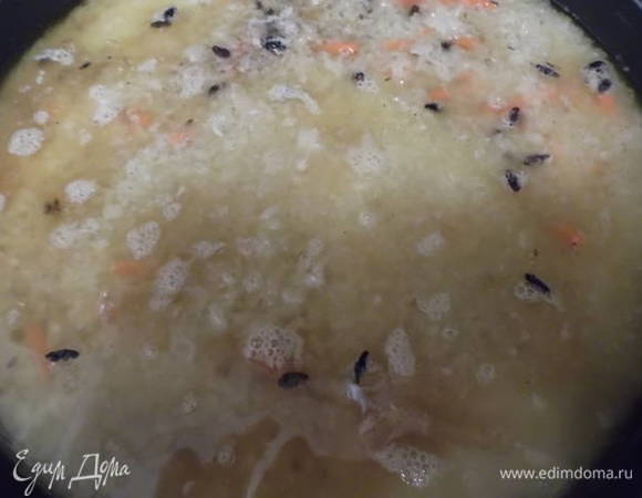 Добавляем воду. Желательно добавлять кипяток и лить его из емкости на столовую ложку. Чтобы вода орошала рис и не оставляла выемок. Либо потихоньку по всей поверхности. Воды поверх риса должно быть примерно на два пальца в горизонтальном положении. Убавляем огонь накрываем крышкой и даем закипеть. Солим. Накрыли и на самом медленном огне готовим.