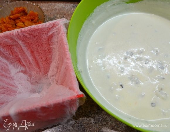 В форму для пасхи положить мокрую марлю.