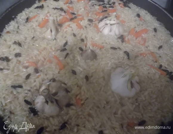 Вставьте ее по центру. У меня не так, потому что их больше. Углубите до дна. Накройте крышкой и ждите готовности. Достаточно немного разделить ложкой блюдо во время готовки, чтобы убедиться, что воды не осталось, а кипит только масло. Но рис видно и по поверхности, что он готов. Да, и ни в коем случае не перемешивайте ваш плов.