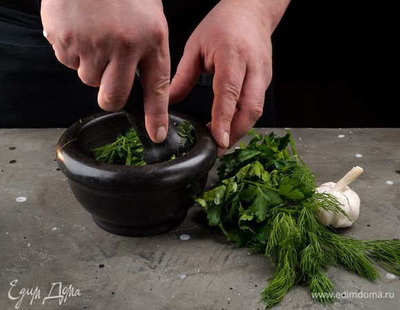 Чеснок пропустите через пресс. Петрушку и укроп измельчите. Перетрите в ступке.<br />
 