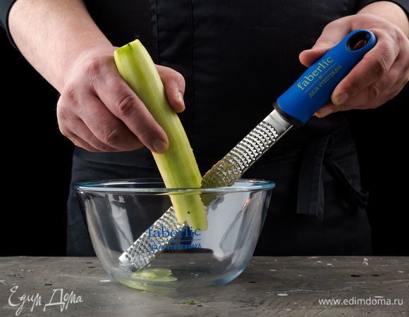 Очистите огурец и измельчите с помощью терки для мелкого натирания продуктов Faberlic by Julia Vysotskaya. Отожмите мякоть.<br />
 