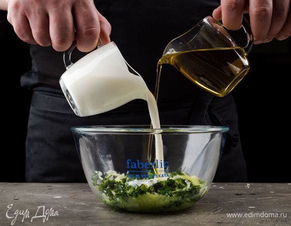 Добавьте оливковое масло, йогурт, лимонный сок. Все хорошо перемешайте. Такой соус отлично дополнит мясные и рыбные блюда, а также его можно подавать со свежеиспеченными лепешками. 