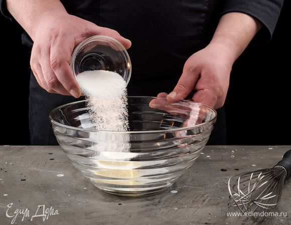 Духовку предварительно разогрейте до 190°С. Миндаль измельчите в очень мелкую крошку. Сахар соедините со 125 г предварительно размягченного сливочного масла и взбейте блендером с насадкой-венчиком.<br />
 