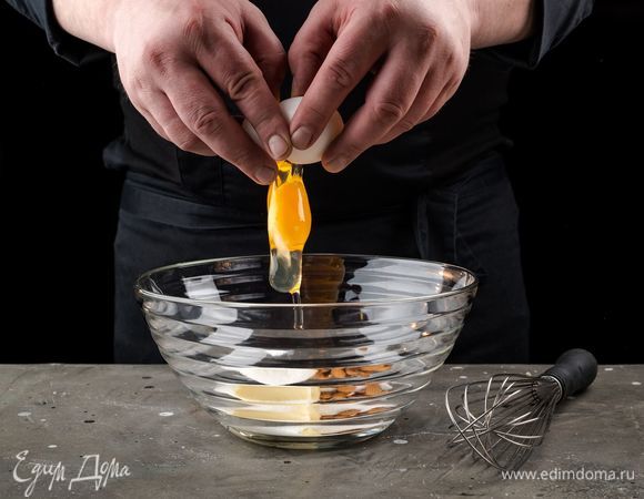 Продолжая взбивать, добавьте одно яйцо, 1–2 ч. л. миндальной крошки, затем введите второе яйцо, еще пару чайных ложек миндаля и взбейте еще немного.<br />
 