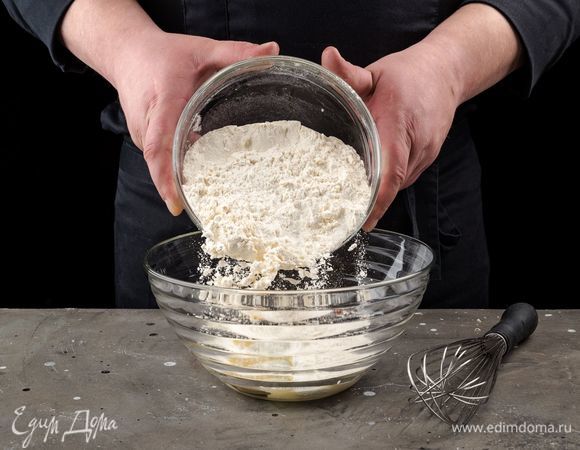 Всыпьте муку, разрыхлитель, соль и вымешайте тесто.<br />
 