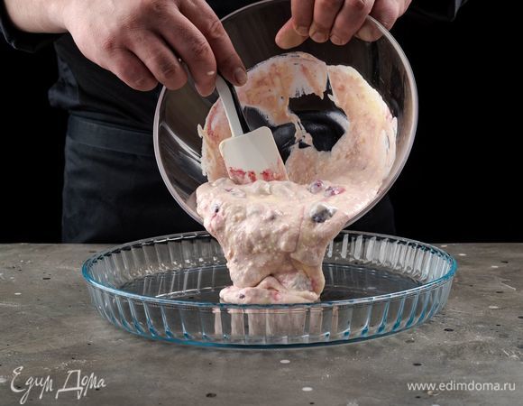 Форму для пирога Faberlic by Julia Vysotskaya смажьте сливочным маслом. Тесто равномерно выложите в форму.