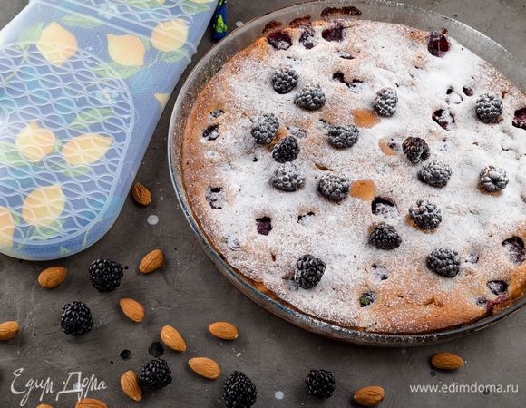 Выпекайте в разогретой духовке 35–40 минут. Готовый пирог остудите, посыпьте сахарной пудрой и украсьте оставшейся ежевикой. Приятного чаепития!<br />
<br />
 