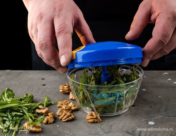 Приготовьте соус песто. В чаше механического измельчителя Faberlic by Julia Vysotskaya соедините грецкие орехи, руколу, чеснок.<br />
 
