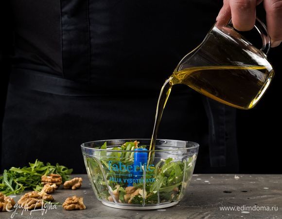 Влейте оливковое масло, посолите и взбейте все в однородную массу.<br />
 
