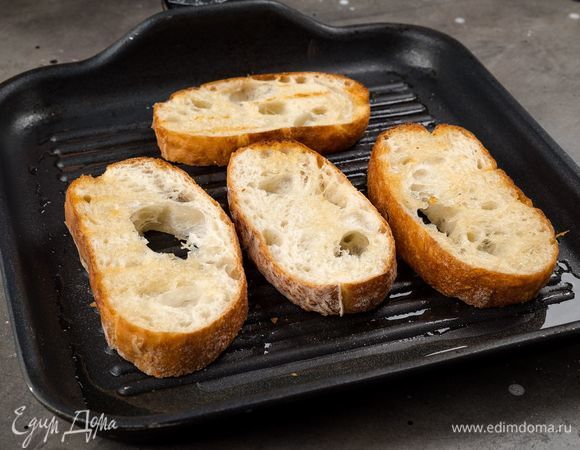 Разогрейте в сковороде-гриль растительное масло и обжарьте хлеб с двух сторон.<br />
 