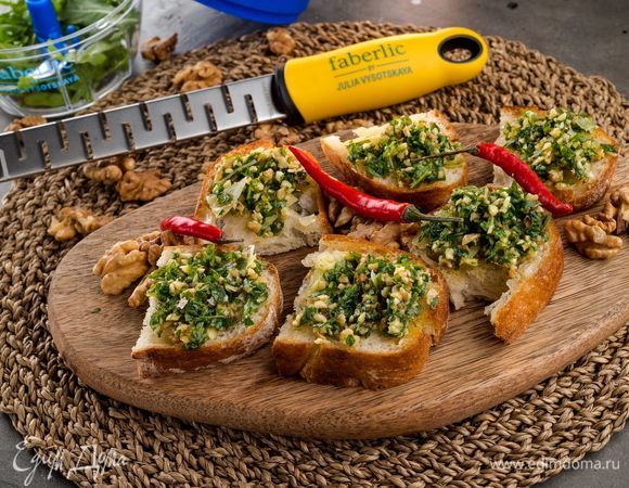 Намажьте брускетты соусом песто, посыпьте оставшимся сыром. Приятного аппетита!<br />
 