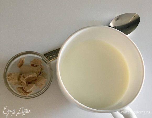 Поставим опару. Для такого чудесного хлебного теста я использую только живые дрожжи. Подогреть молоко (200 мл) до теплого состояния. Всыпать столовую ложку сахара. В молоко раскрошить дрожжи. Тщательно перемешать, закрыть полотенцем и оставить в теплом месте на 10 мин. Дрожжи должны «проснуться».