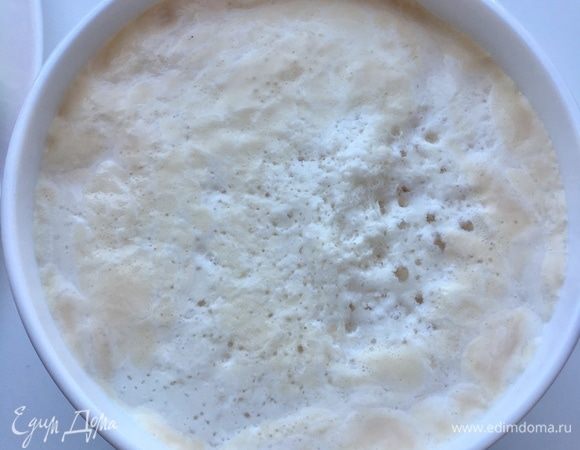 Через 10 мин. образовалась вот такая дрожжевая шапочка. Дрожжи готовы к работе.