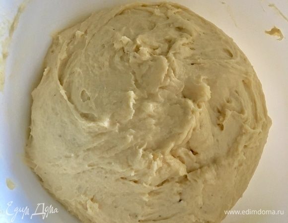 Ладошкой захватываем тесто, тянем на себя и отпускаем... И так много, много раз. Я месила примерно 10 мин. Тесто должно как бы само дать понять, что оно нужной консиситенции. Оно перестает липнуть к чаше и к рукам. Оно становится послушным, нежным, но при этом упругим. Легко сформировать вот такой колобок. Этот колобок накрыть смоченным в горячей воде кухонным полотенцем и оставить в покое в теплом месте на 30 мин.