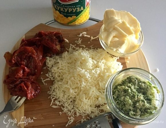 Пока тесто отдыхает, подготовим начинку. Мягкое сливочное масло. Соус песто (у меня домашний — базилик или, как у меня, рукола, оливковое масло, кедровые орешки, зубчик чеснока и пармезан). Сыр моцарелла для пиццы натертый. 10 половинок вяленых помидорчиков. Сладкая сахарная кукуруза ТМ «Фрау Марта», которой отведена роль солнечных зайчиков в моем многоароматном весеннем хлебушке!