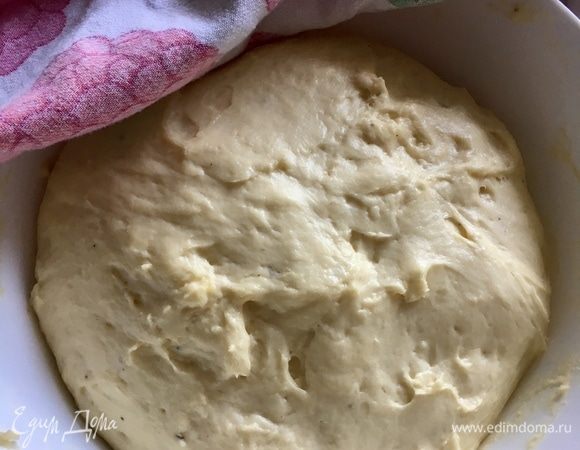 Через 30 мин. заглянем к нашему тесту! Смотрите, оно словно вздохнуло и набрало в себя много воздуха. Выросло, округлилось, стало пышнее.