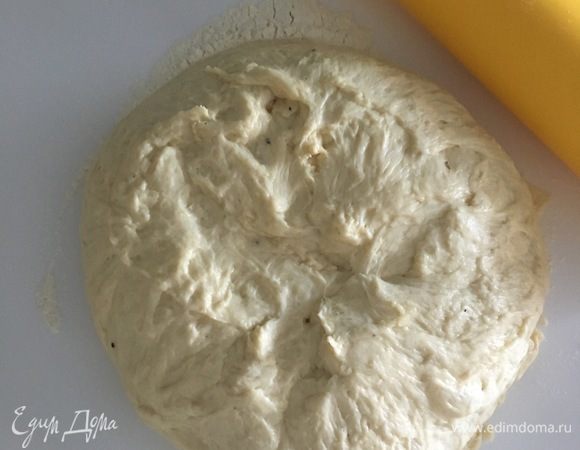 Аккуратно вынимаем его из чаши на припыленную мукой рабочую поверхность.