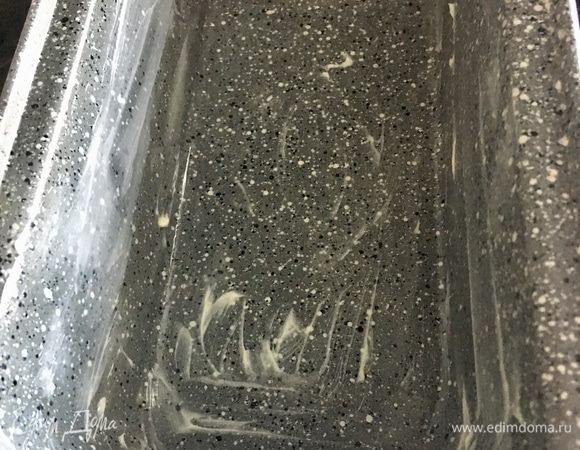 Но прежде, чем раскатывать тесто, необходимо смазать форму кирпичиком сливочным маслом и убрать в морозильную камеру.