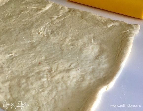Итак, раскатываем тесто в пласт диаметром примерно 40 на 40 см. Повторюсь, несмотря на то, что тесто нежнейшее, словно пух, раскатывается легко и не требует дополнительной муки.