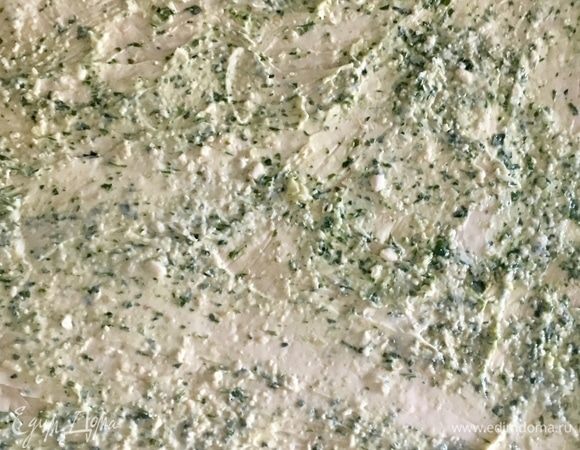 Смазать пласт сначала сливочным маслом, затем соусом песто.