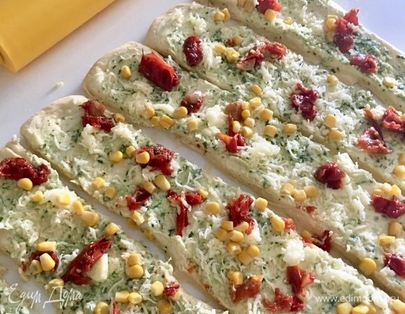 Аккуратно ножиком разрезаем пласт теста на 6 полос.