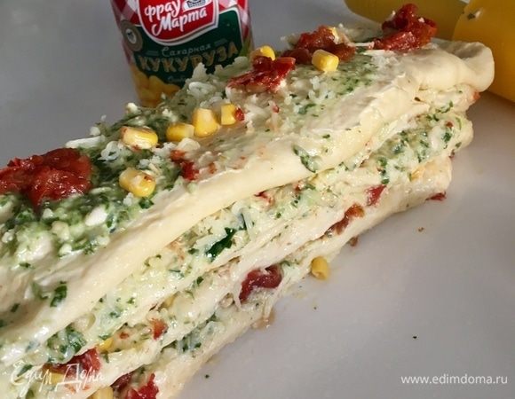 Кладем полосы друг на друга. И теперь разрезаем на четыре квадрата. Если начинка немного выпала, ничего страшного, можно обратно положить.