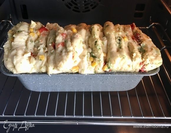 Оставить тесто в форме на 30 мин. Затем разогреваем духовку до 195°C и печем хлеб до готовности. Я пекла, ориентируясь по своей духовке, по такой схеме: через 15 мин. с начала выпечки посыпала хлеб остатками натертой моцареллы. Затем прикрыла фольгой и 40 мин. пекла под «шапочкой». Затем раскрыла хлебушек и еще 10 мин. пекла до загорелой корочки. Выключить, остудить.