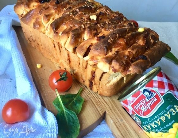 По идее, такой хлеб в стиле капрезе необходиимо есть теплым, чтобы сыр внутри был тягучим. Но вынимать из формы легче в холодном состоянии. Но, если честно, и холодным этот «рваный хлеб» — просто хлебная бомба самого очень вкусного действия!