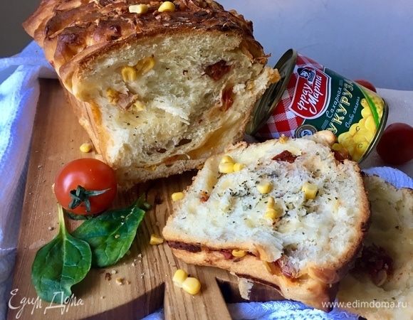 Отрежем или оторвем кусочек, кому как нравится. Помидорки выглядывают, солнечные зайчики кукурузки бегают! А ароматы, ароматы...