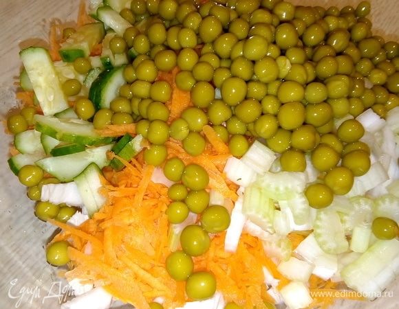 Все смешиваем. Открываем консервированный зеленый горошек ТМ «Фрау Марта», сливаем маринад, добавляем горошек в салат. Заправить можно майонезом, а можно смешать 1:1 майонез со сметаной или йогуртом. Кстати, я этот салат даже не солю, и так очень вкусно.