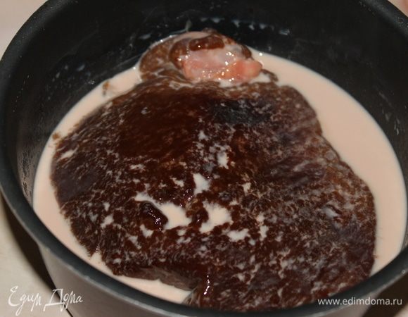 С печени снимите пленку, отделите сосуды, залейте молоком на 2 часа и поставьте в холодильник. Можно выдержать печень в молоке в течение ночи. Также заранее залейте сальник холодной водой и добавьте 1 ст. л. уксуса, что избавить его от постороннего запаха.