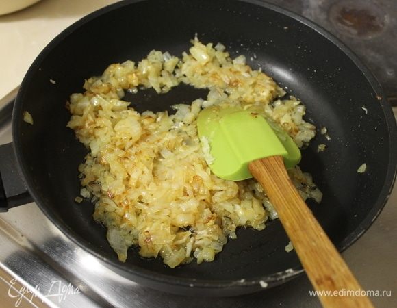 Лук нарежьте мелким кубиком и обжарьте на сливочном масле до золотистого цвета.