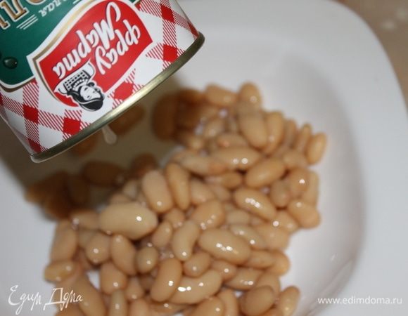 Для этого рецепта я использовала консервированную белую фасоль «Фрау Марта». Слейте фасолевый соус в отдельную посуду, он еще пригодится.