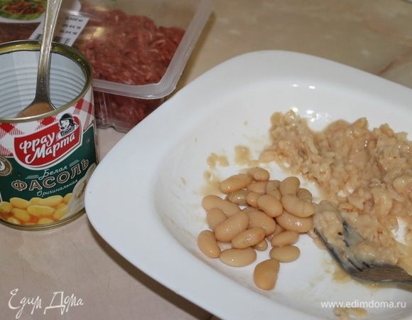 Фасоль нужно измельчить. Лучше это сделать вилкой, чтобы у вас получилось фасолевое пюре с мелкими кусочками.