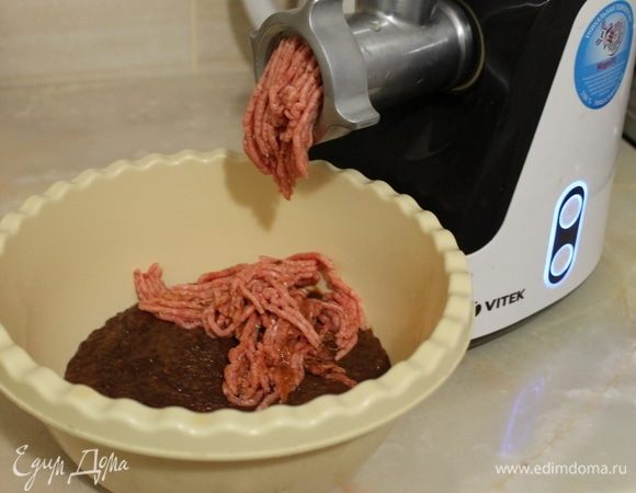 Печень пропустите через мясорубку, добавьте мясной фарш или пропустите кусочек мяса вслед за печенью.