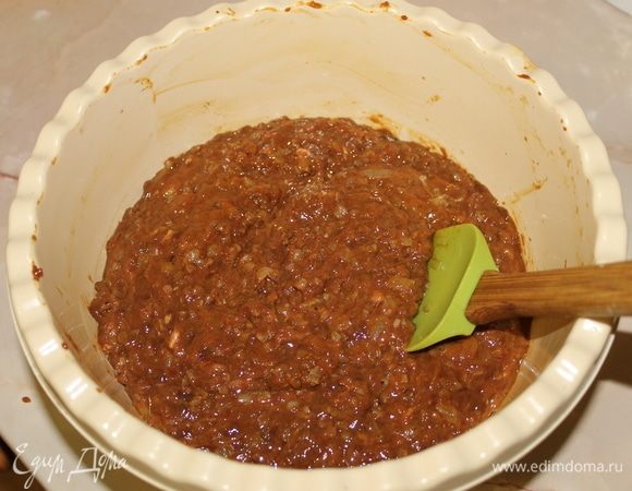 К печеночному фаршу добавьте обжаренный лук и фасоль. Посолите по вкусу, добавьте свежедробленный черный перец, тщательно перемешайте. Можно к фаршу добавить и другие специи по вашему вкусу. Очень хорошо сочетается с печенью и фасолью шалфей.